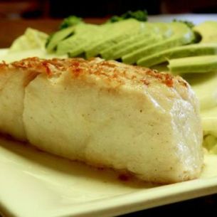 Corvina a la panilla con salsa de pimienta